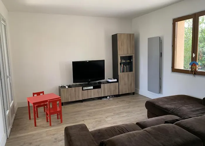 Familial Pres De Vichy Avec Jardin Et Activites - Fr-1-489-486 * Rongeres